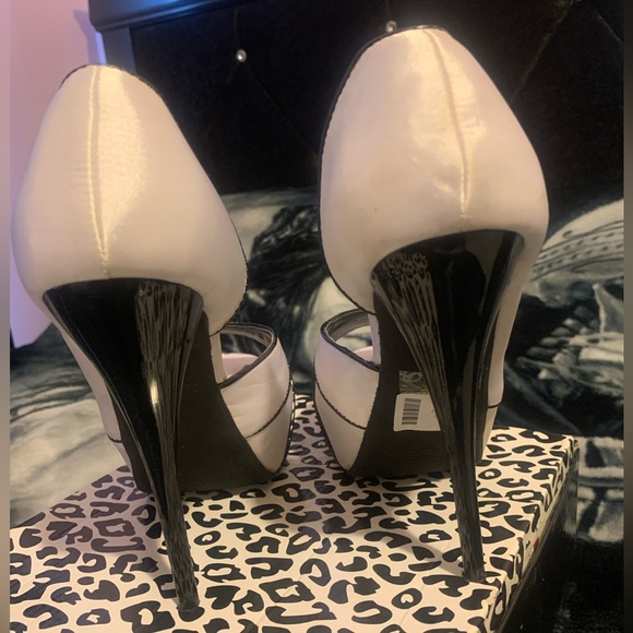 Been in mommas closet 4 over a decade time to let go n find new lovin - Picture 4 of 6